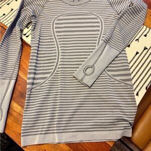 LuLuLemon 8 NWOT Gray Striped Long Sleeve Top